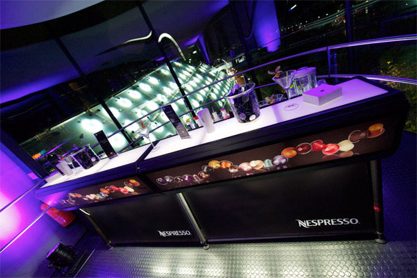 Ansicht auf eine Nespresso Bar, im Hintergrund befindet sich das Kunsthaus Graz, Österreich