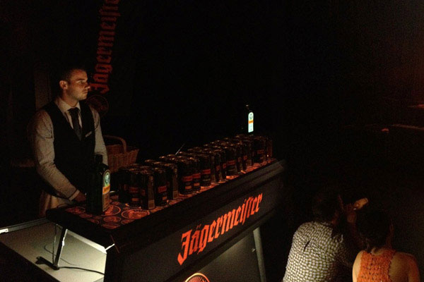 Tragbare Bar von Jägermeister in Club Atmosphäre