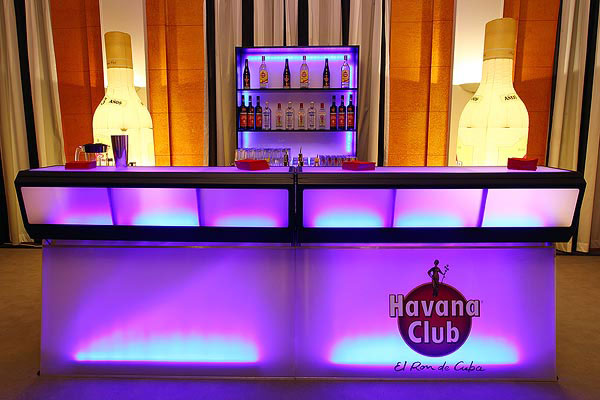 Bild einer JUSTINCASE Bar mit Havana Club Branding und einem LED Umbau bei der Premiere von Tanguera