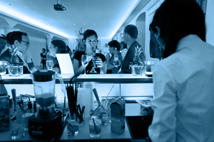Sicht des Barkeepers auf die Arbeitsfläche des JUSTINCASE Klapptresens und auf zufriedene Kunden die ihre Cocktails genießen