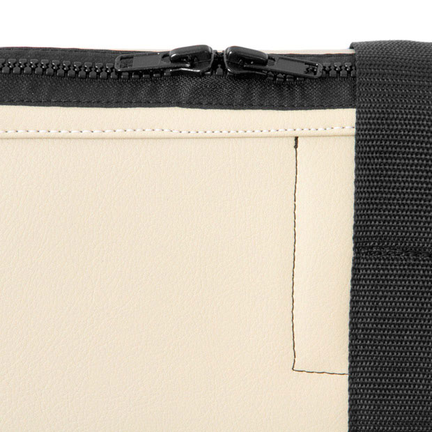 Die Transporttasche der Klapptheke hat einen verstärkten Zippverschluss